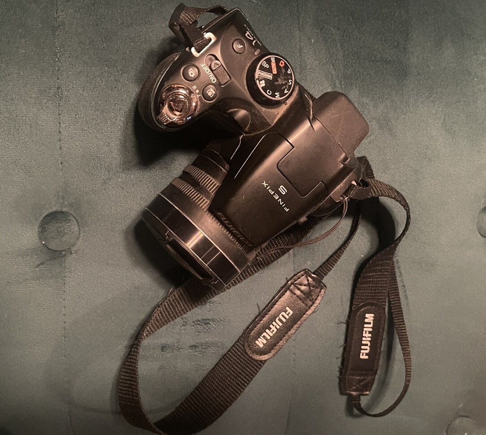 Fujifilm FinePix S4200 14.0MP 26X Zoom Digital Camera  Black with 4gb SD card