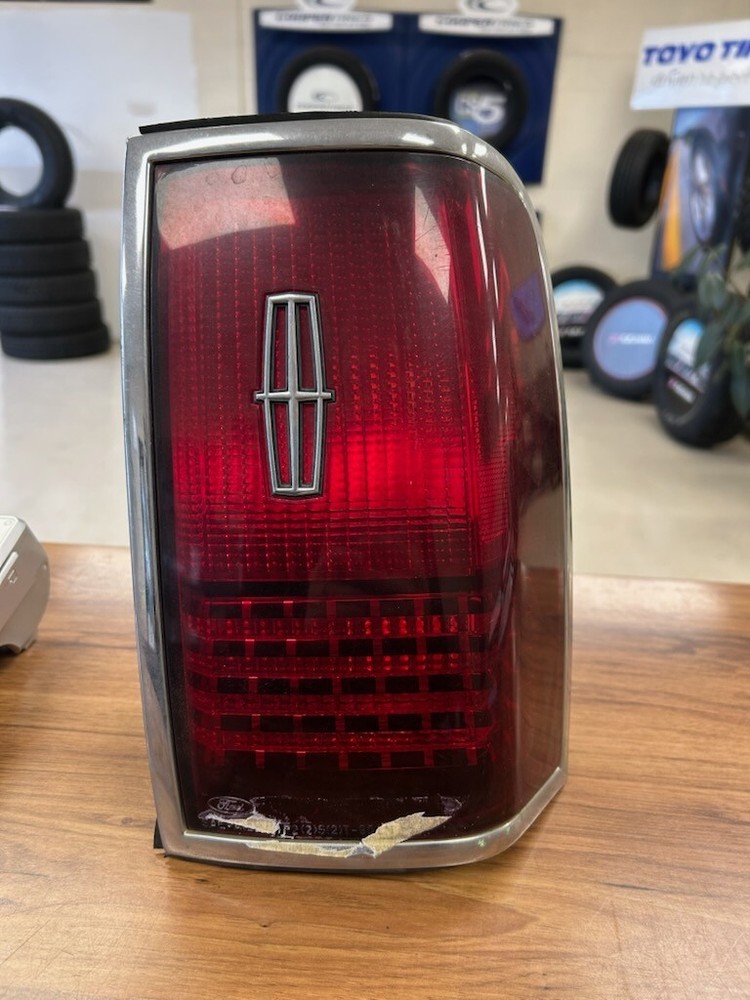 1990-1994 Lincoln Town Car Right Tail Light Assembly F1VB-13440-A