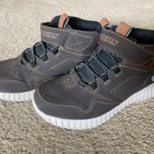 Sketchers Waterproof Boys Shoes - kids size 4