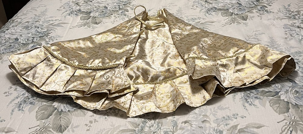 Christmas Tree Skirt Gold 22” Metallic Brocade Brilliant Button Closure Open Box