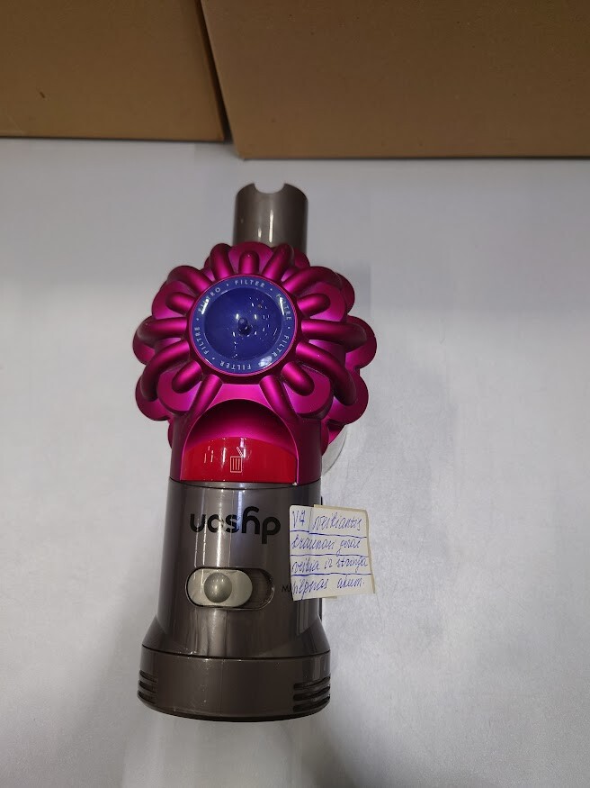 Dyson V7 Vacuum Cleaner Used with Weak Battery Freezes No Accessories