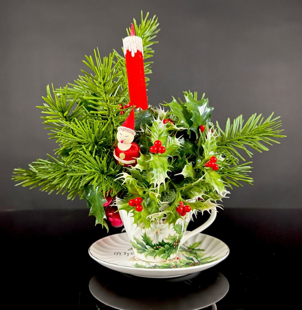 C49 Vintage Christmas Pine Candle &Santa Norcrest Teacup Greenery Centerpiece