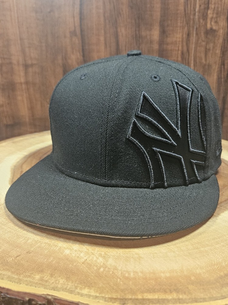 New York Yankees Black On Black New Era 59Fifty Fitted Cap MLB Size 7 1/8