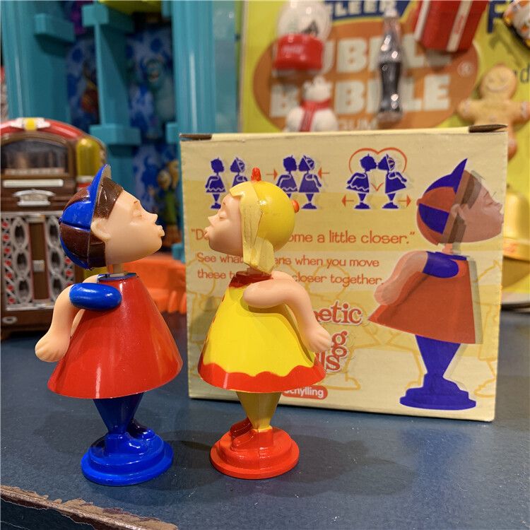 2pcs Set Magnetic Kissing Dolls Schylling Action Figure Vintage Toy Collectible
