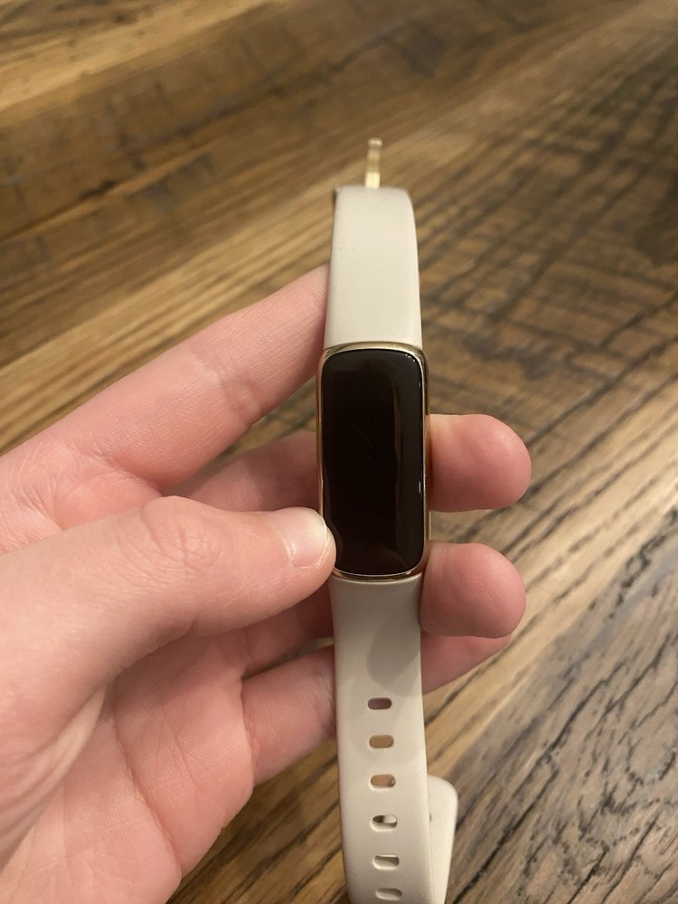 Fitbit Luxe Good Condition. No cable! READ
