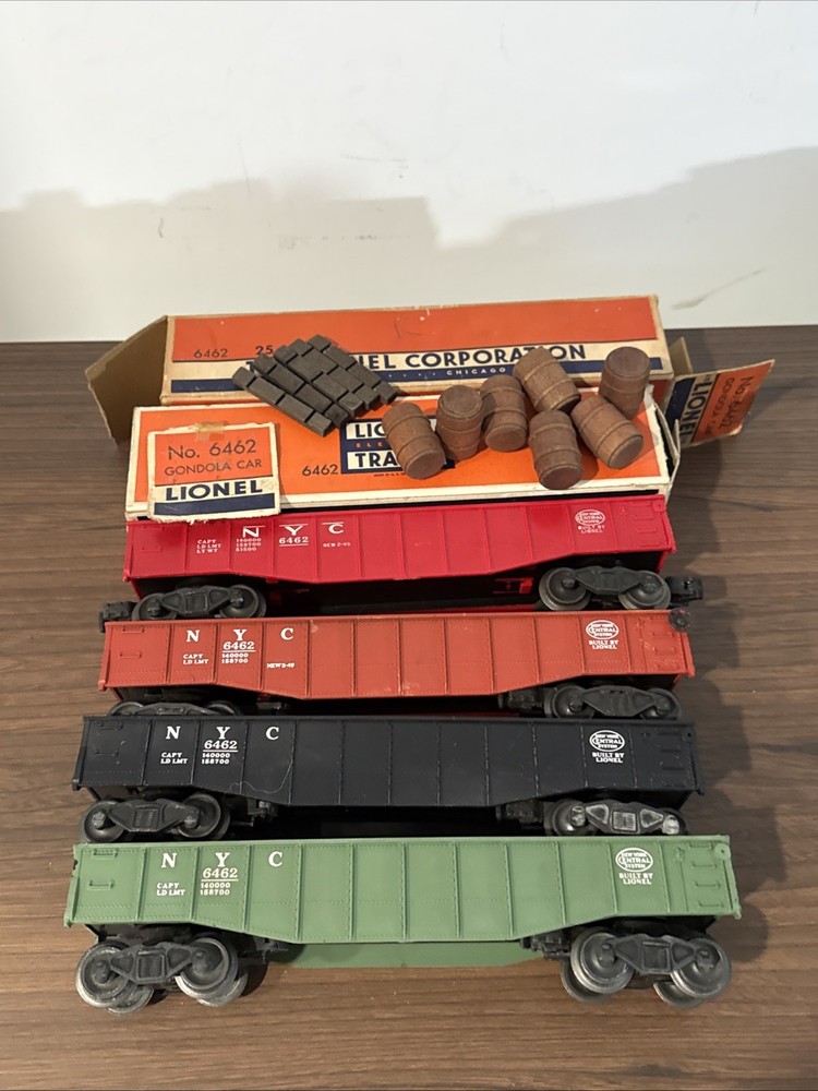 Lionel O Gauge NYC Gondola Set 6462 Lot of 4 w/ Loads Barrels Logs + Boxes