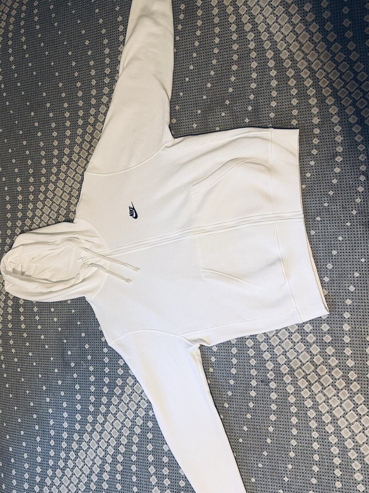 Nike Sportswear Club Men’s Medium Full Zip Hoodie in White for Comfort and Style