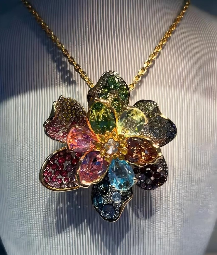 Swarovski ldyllia Flowers crystal necklace brand new strap case