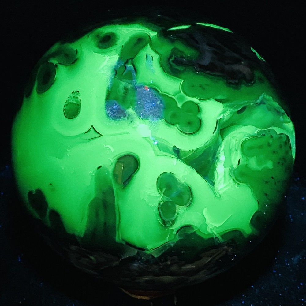 Natural Rare Volcanic Agate Crystal Sphere Healing 3700G (UV Reactive crystal)