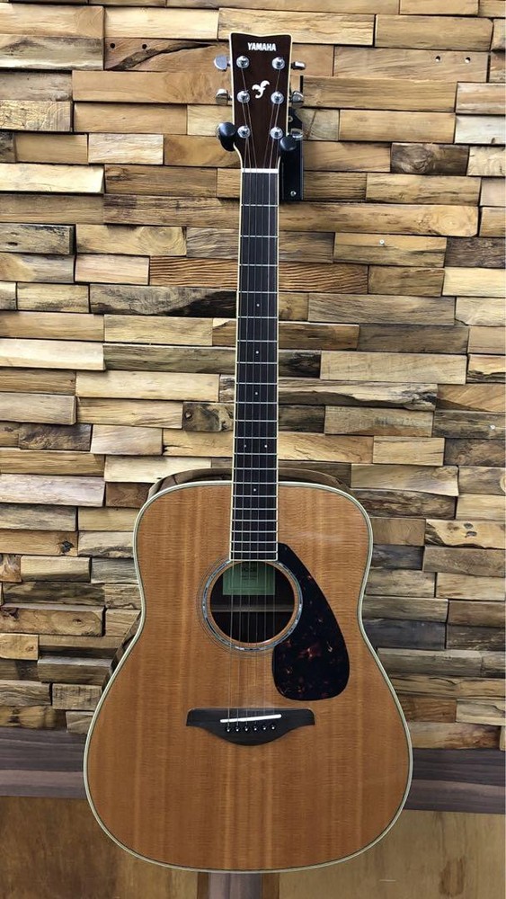 Yamaha FG830 Acoustic Guitar Includes Protective Case
