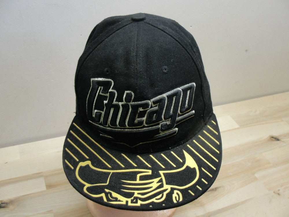 CHICAGO BULLS NBA LEADER OF THE GAME SNAP BACK BASEBALL STYLE HAT BLACK / GOLD