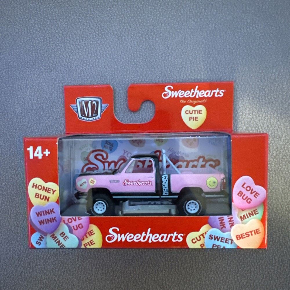 M2 MACHINES 2025 SWEETHEARTS 1979 DODGE 150 MACHO POWER WAGON WMTS 22 25-01