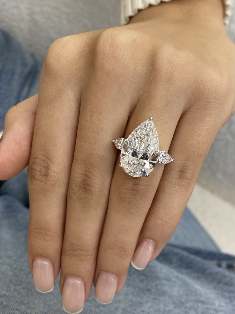 2.50Ct Pear Cut Simulated Diamond Pretty Wedding Ring In 14K White Gold Plated