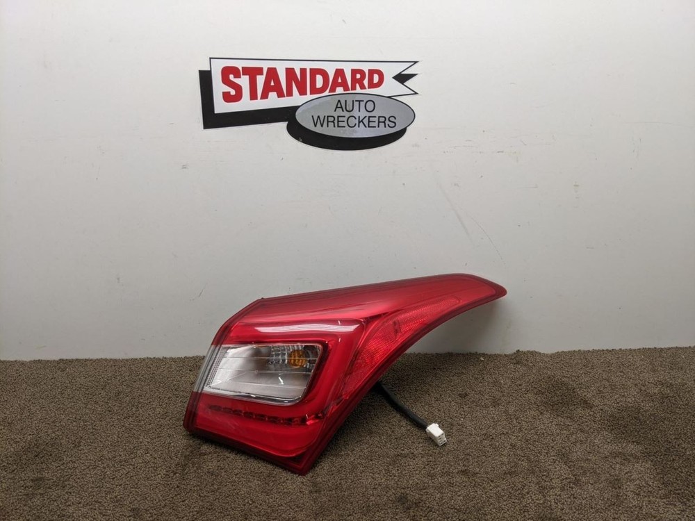 Elantra 13-17 GT Hatchback Passenger Tail Light with Incandescent Lamps 1439787