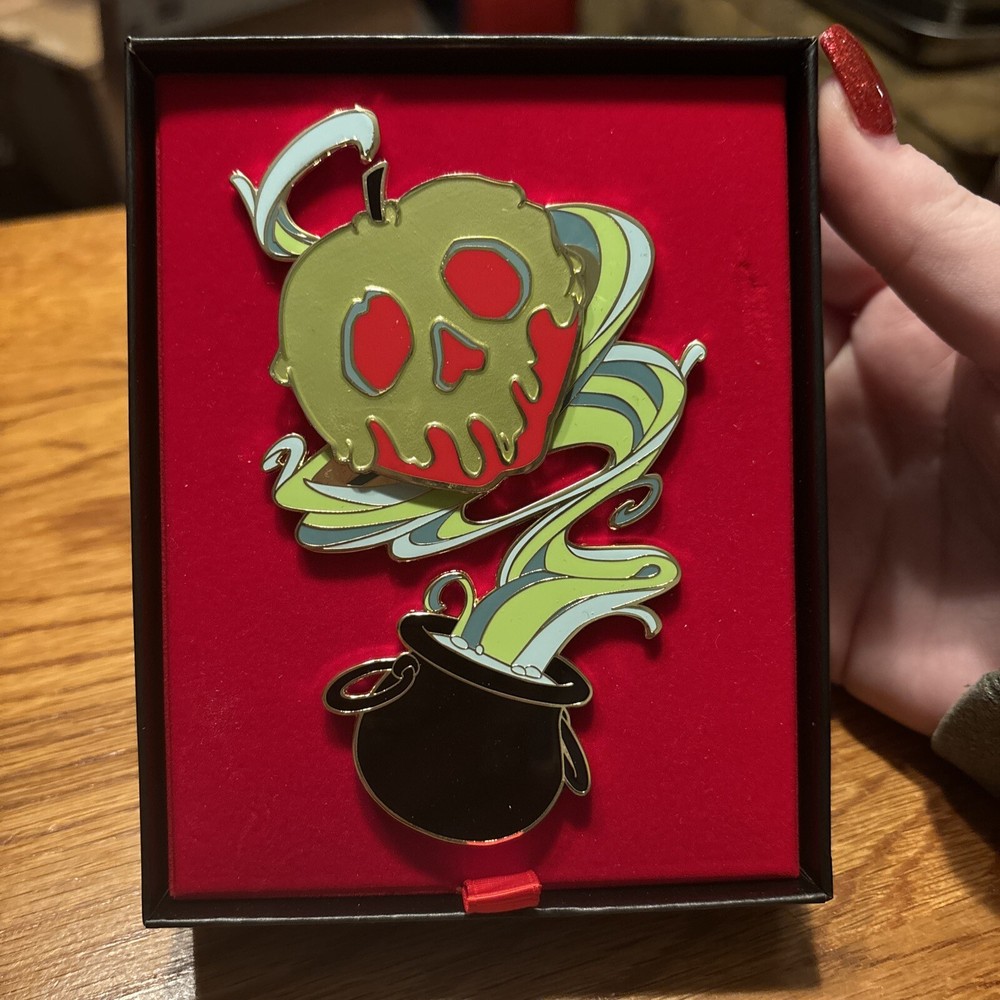 Disney Pin Jumbo Apple- I See You Villains Pin Event LE 425 Disneyland Paris DLP