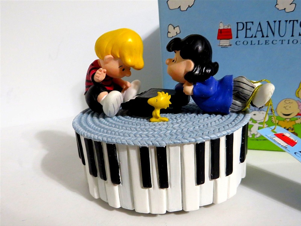 SNOOPY Peanuts Gang Giftware Music Box Figurine with Charlie Brown Lucy and Schroeder  