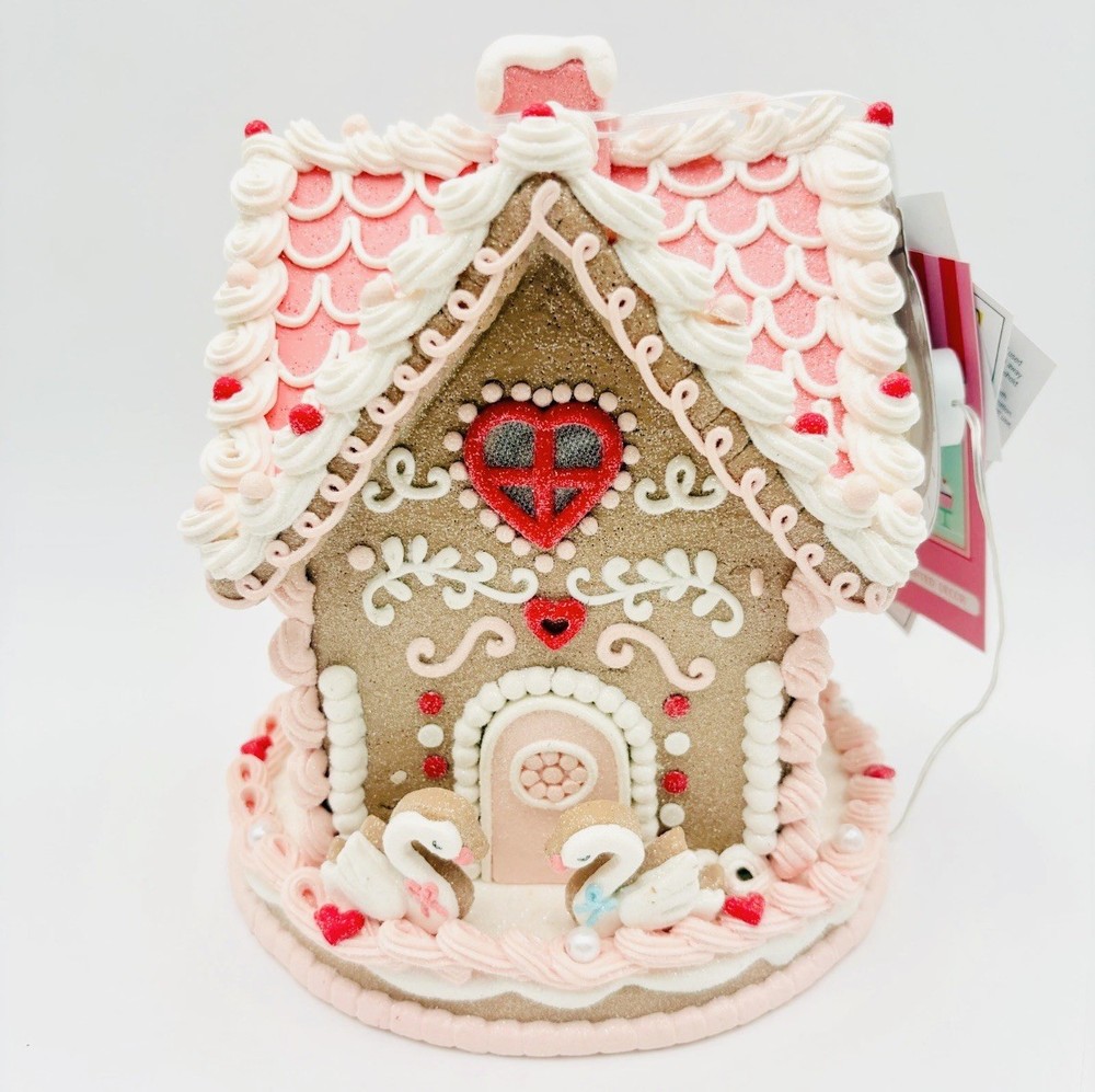 ❤️NWT Sweet Treats Light Up Pink Valentines Themed Gingerbread House❤️
