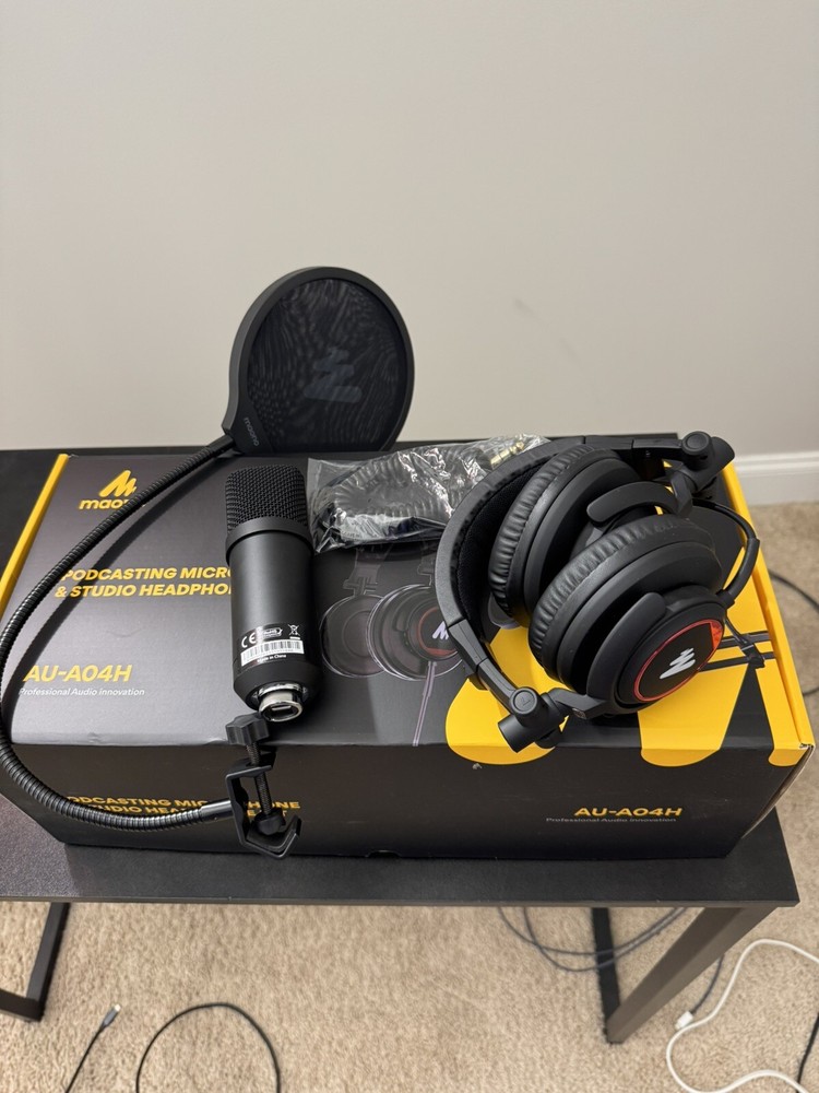 MAONO AU-A04 USB Microphone with AU-MH601 Studio Monitor Headphones Bundle