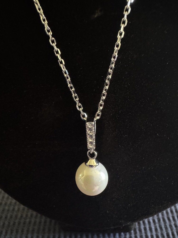 18kt White Gold Plated Shell Pearl Necklace W/Swarovski Crystals, 18” Chain