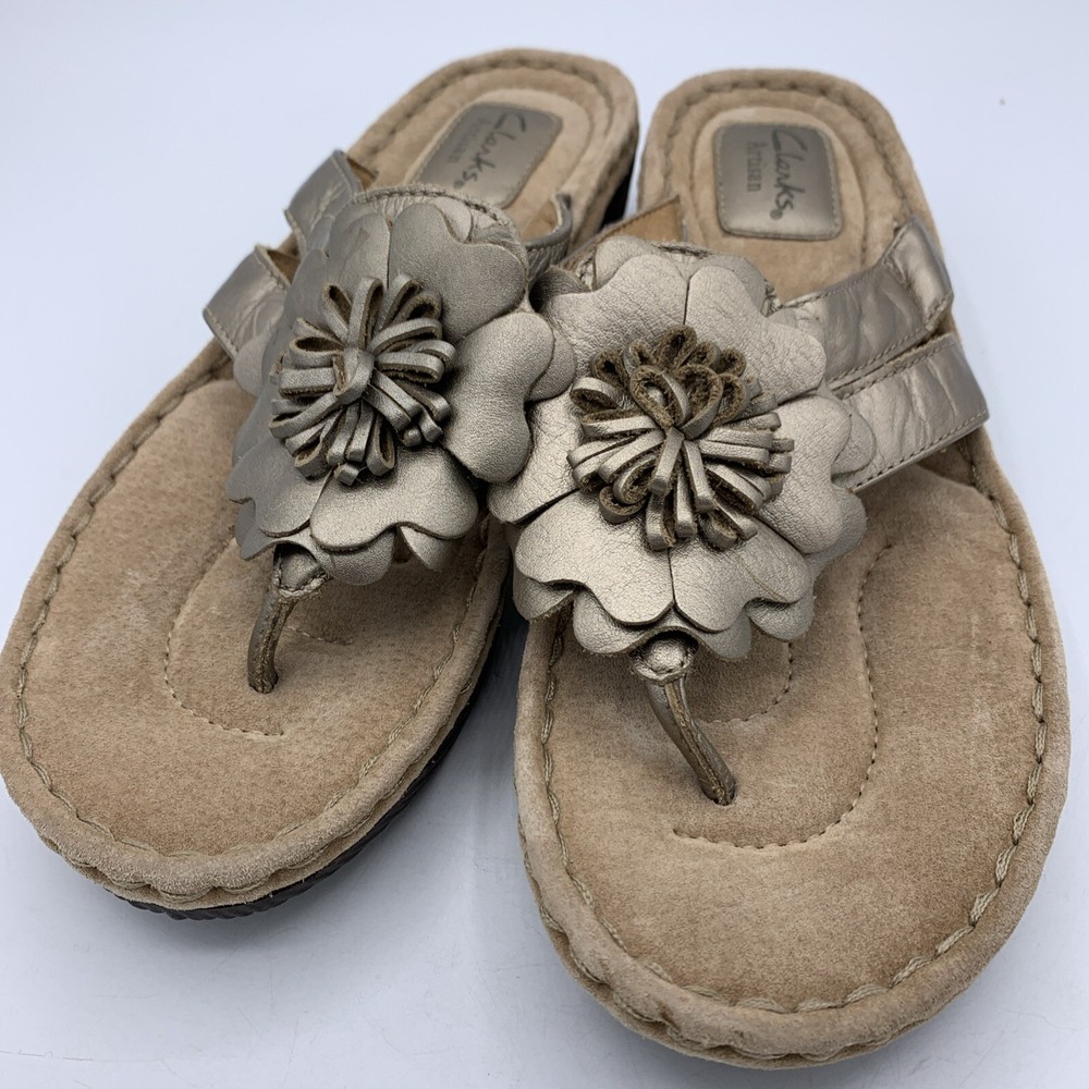 Clarks Artisan Womens Gold Flower Leather Wedge Flip Flops Size 8.5 M