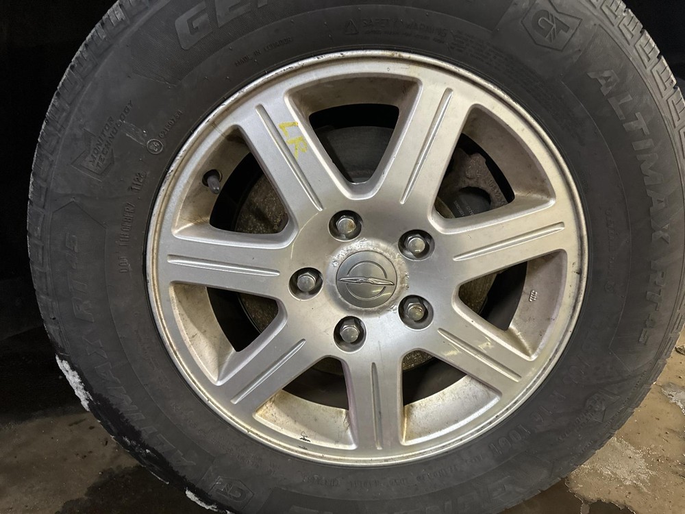 Used Wheel fits: 2013 Chrysler Town & country 16x6-1/2 aluminum 7 spoke painted