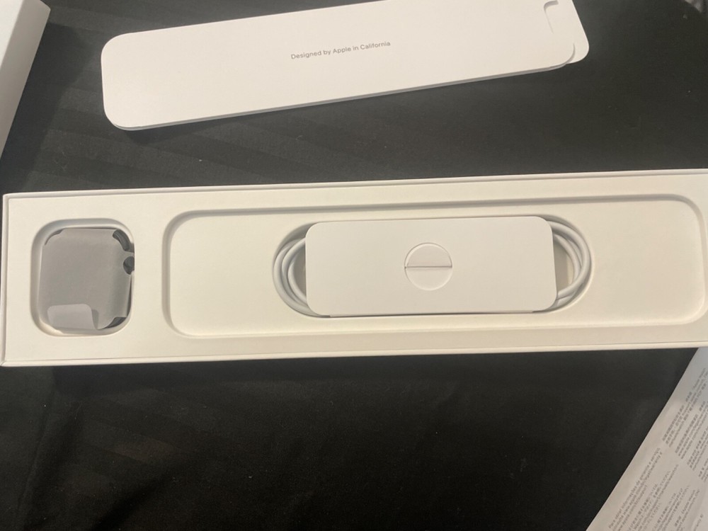Apple Watch SE (2022) 40mm Starlight Aluminum Case with Sport Band, S/M (GPS + Cellular) (MNTK3LL/A)