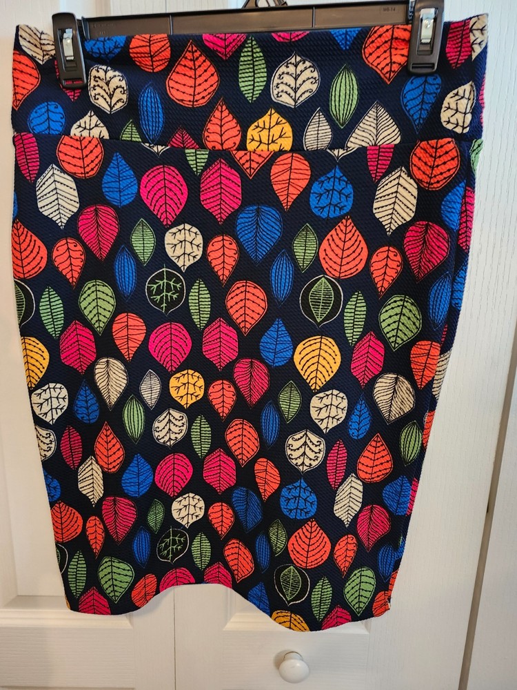 LULAROE BEAUTFUL MULTICOLOR SKIRT WITH LEAVES ON IT