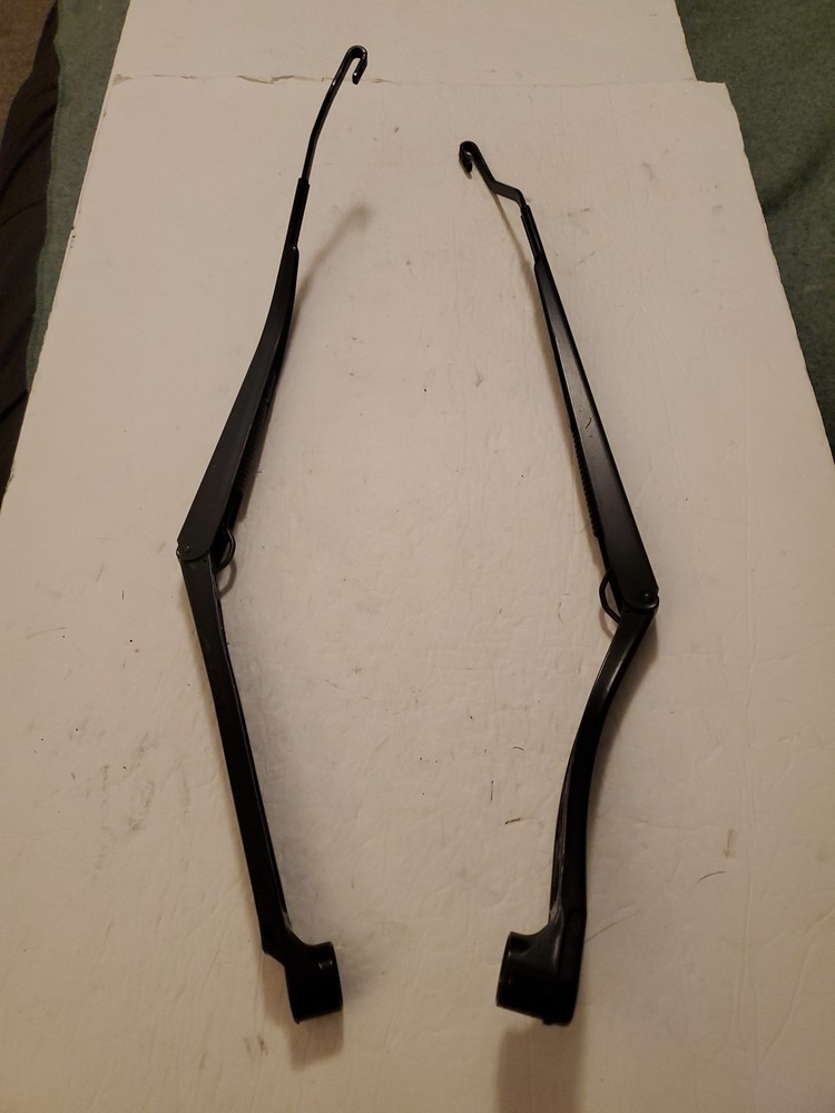 2002 2006 TOYOTA CAMRY FRONT LEFT & RIGHT WINDSHIELD WIPER ARMS OEM W/ 1 CAPS