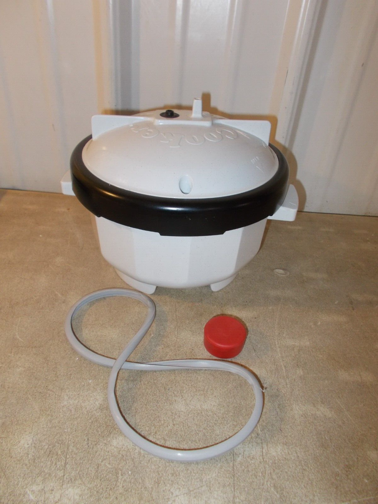 Nordic Ware 2.5 QT Microwave Pressure Cooker Tender Cooker Complete Set