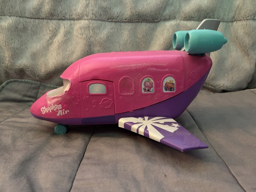 Pink Shopkins airplane, with cockpit and cabin, opens to reveal cabin and seats