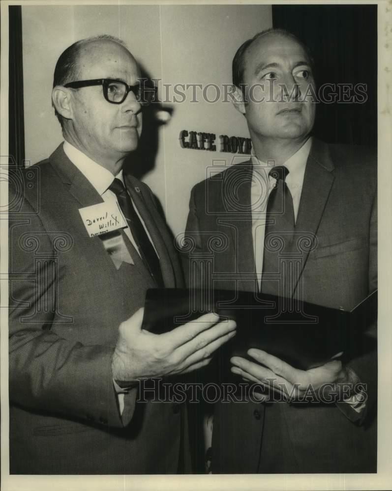 1969 Press Photo Realtors president Darrel Willex and Dr. James Bobo hold book