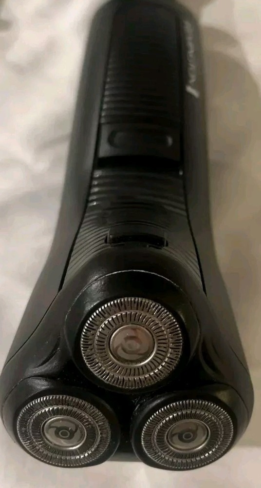 Remington R405: Rotary Shaver 2000 Micro Flex Cutting System - Black