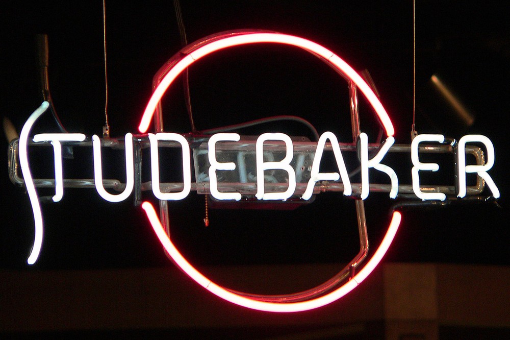 Vintage Studebaker Auto Garage Neon Light Sign 20x16 Inches Beer Bar Lamp with Real Glass  