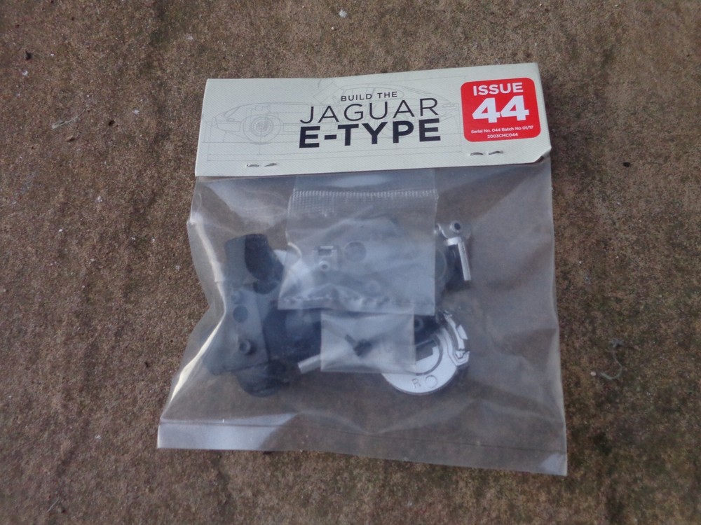 1/8 DEAGOSTINI BUILD YOUR OWN THE JAGUAR E-TYPE CAR ISSUE 44 PART