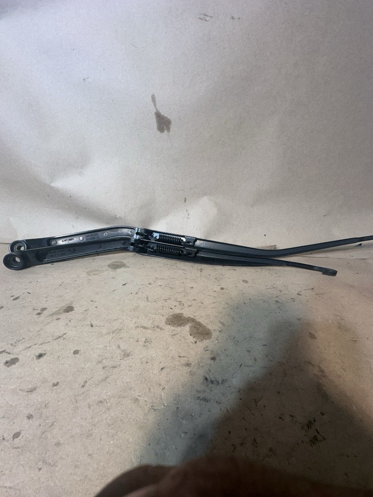 07-13 INFINITI G37 G35 Windshield Wiper Arm Pair