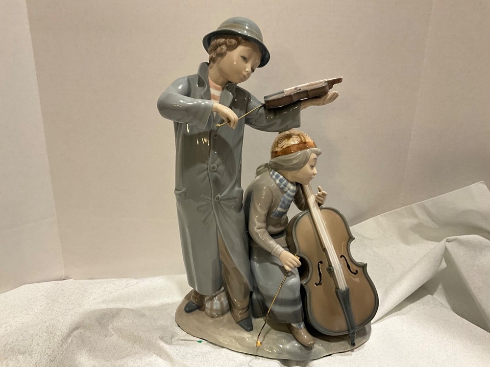 Lladro Nao Street Musicians Figurine with Detachable Violin Bow and Cello 684 5497