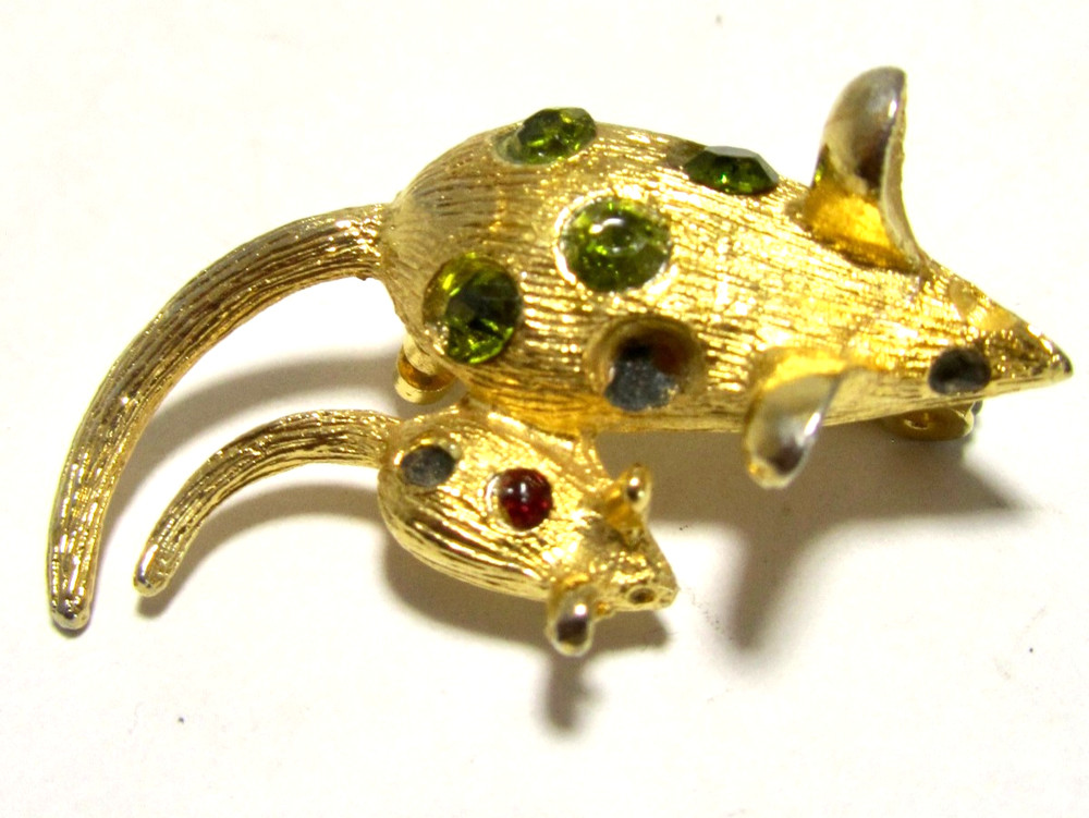 Vintage Gold Tone Textured Green Rhinestone Mouse Mice Brooch Pin!