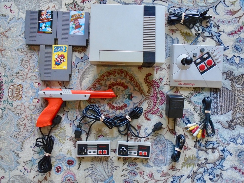 Nintendo NES console,  3 mario games, 3 controllers, 1 zapper. ALL TESTED! READ!