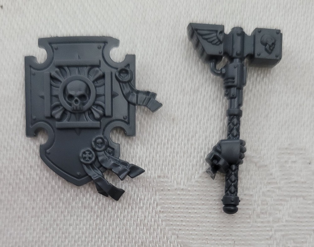 Thunderhammer and Relic Shield from Captain w/ Jump Pack & Relic Shield kit 40K