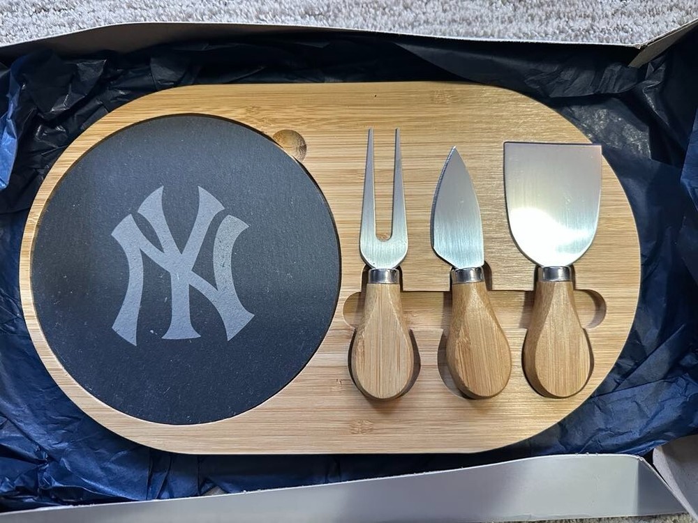 New York Yankees MLB - Charcuterie/Cheese Board & Knives - 2022 STH Gift - NEW