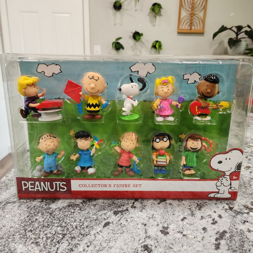 2015 Peanuts Collectors Set - 10 Figures Including Snoopy & Linus - New In Box
