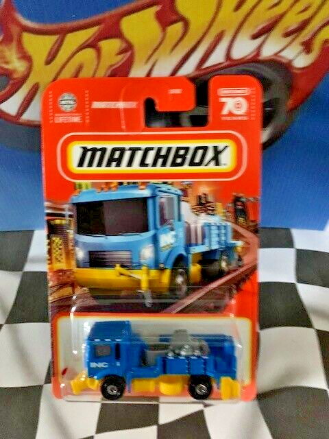 Matchbox 2023 1-100: MBX Metro 055/100 Road Stripe King AZUL/AMARILLO