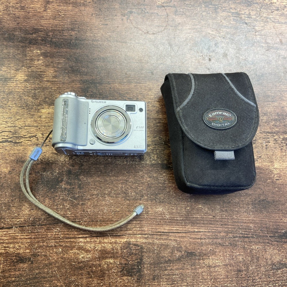 Fujifilm FINEPIX DIGITAL CAMERA E500 4.1MP Silver WITHOUT CHARGER - TESTED - 315