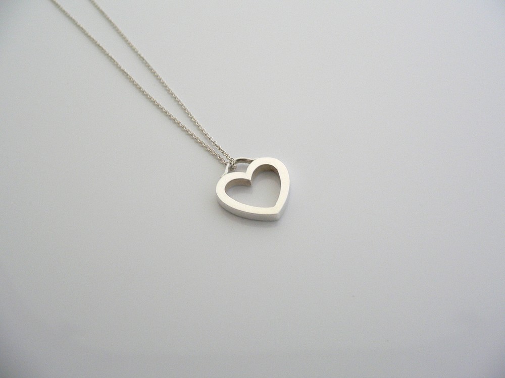 Tiffany & Co Silver Heart Necklace Pendant Charm Chain Gift Love T and Co Classy