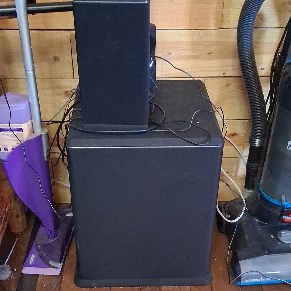 2 Axxim Wisa subwoofers and 2 Axxim Bookshelf speakers