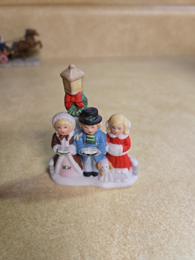 Lefton 1987 Three Christmas Carolers, Lamp Post & Puppy #06554