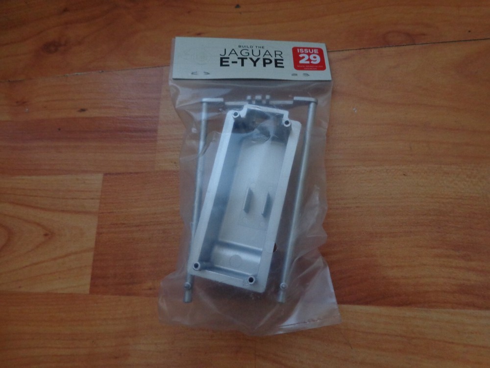 1/8 DEAGOSTINI BUILD YOUR OWN THE JAGUAR E-TYPE CAR ISSUE 29 PART