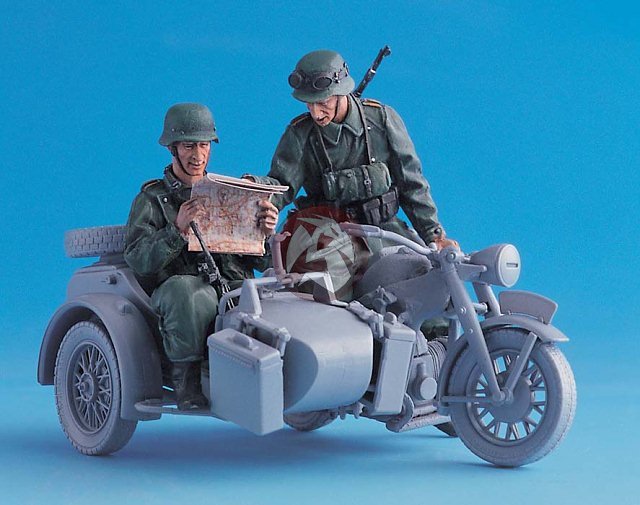Legend 1/35 German Motorcycle w/Sidecar Team looking at Map (2 Figures) LF0085
