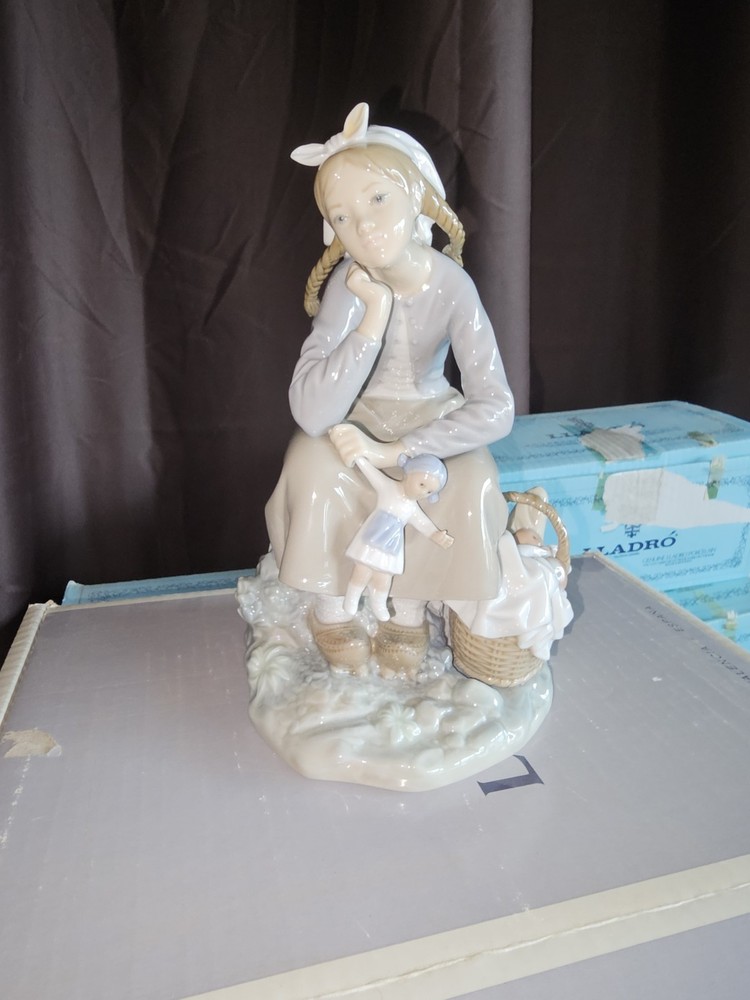 Lladro Girl with Doll 0.1211 Retired Figurine Mint Condition Original Box
