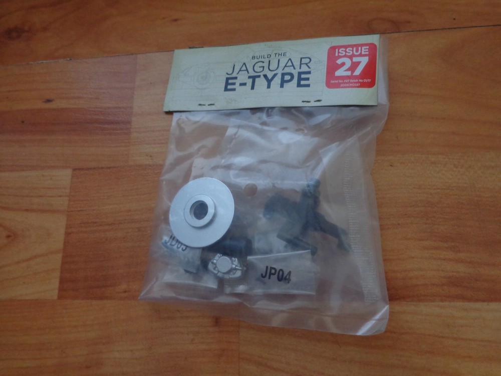 1/8 DEAGOSTINI BUILD YOUR OWN THE JAGUAR E-TYPE CAR ISSUE 27 PART